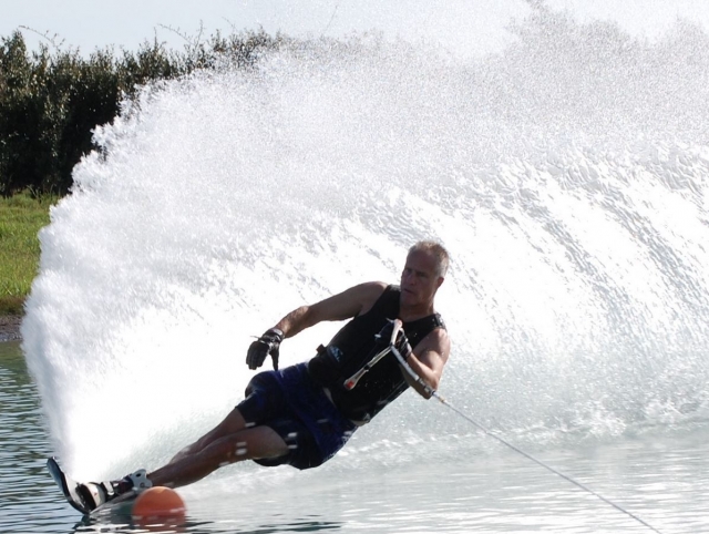  Ski nautique avec une main 