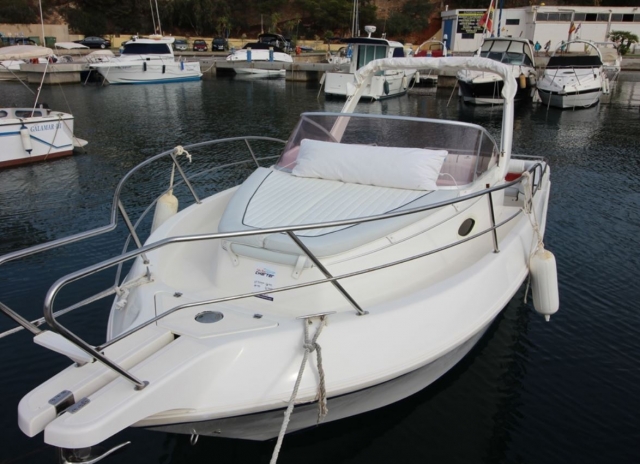  Bateau en attente dans le port d'Orihuela 