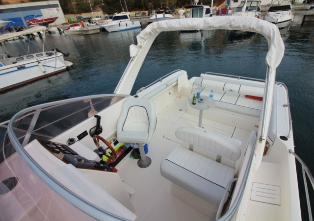  Intérieur du bateau à louer 