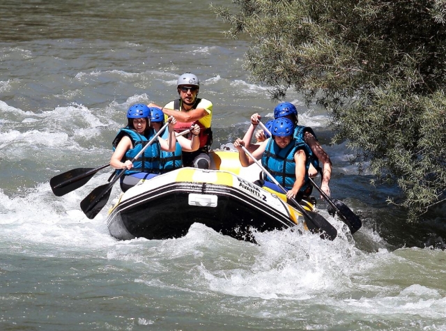  Guiding the rafting boat