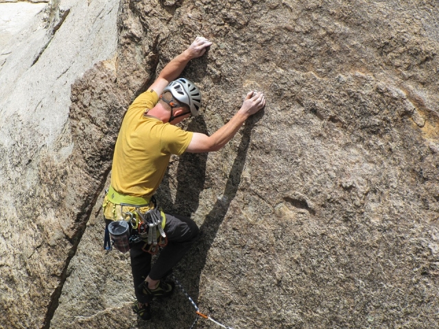  Holding on to the wall with both hands