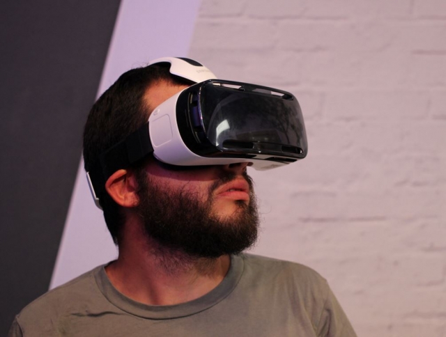Jugando con gafas de realidad virtual