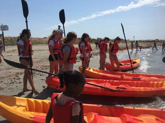 Kayak con los alumnos del campamento