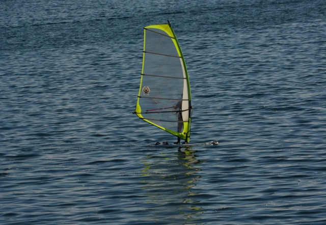 Haciendo windsurf en el embalse