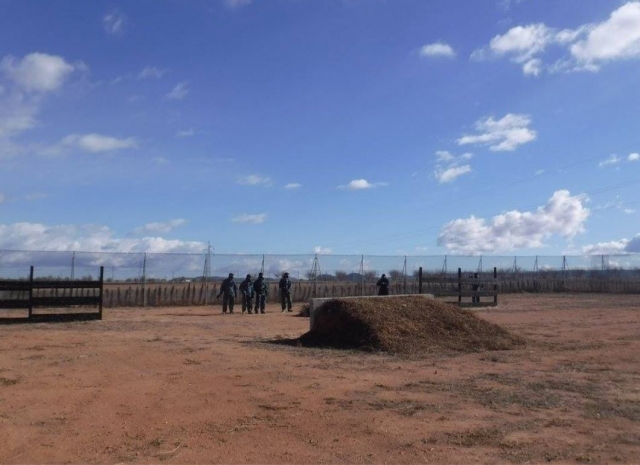  Giocatori di paintball che occupano posizioni 