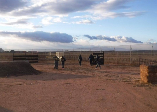  Giocatori su un campo di paintball all'aperto 