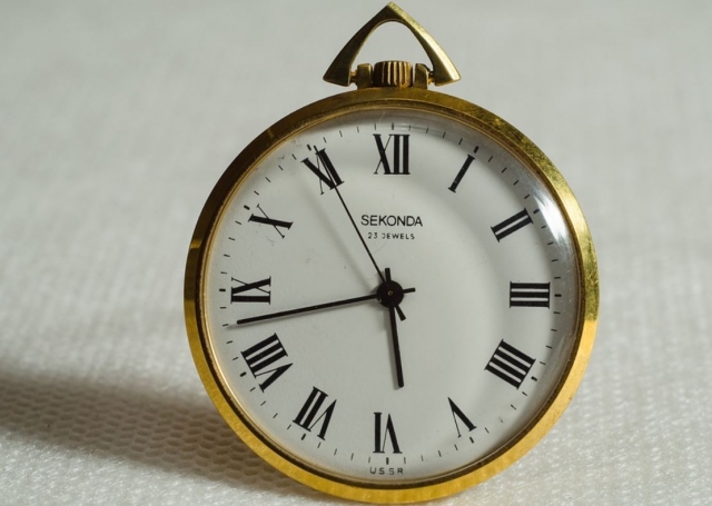 Reloj analogico dorado