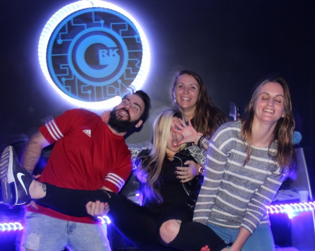 Grupo de amigos en la escape room tecnologica