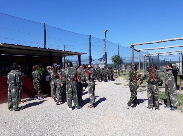  Anlegen der Paintball-Ausrüstung in Sant Pere 
