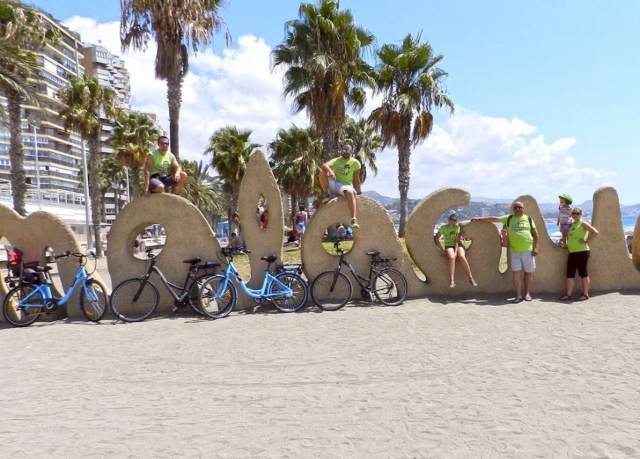 Con las bicis en la Malagueta