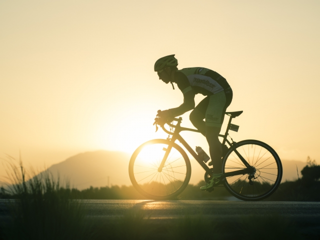 Pedaleando mientras el sol se pone