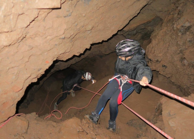  Rope descent in the cave 