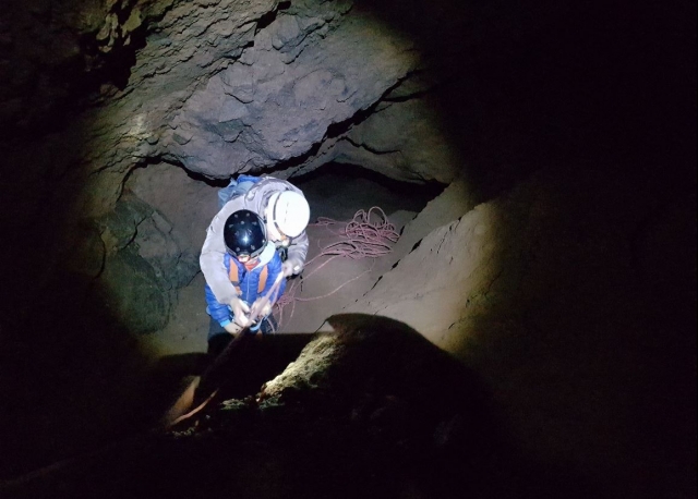  Descent into the cave with monitor 