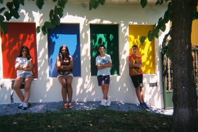 Posando en la pared de colores