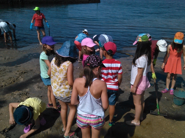 Marisqueando con los asistentes
