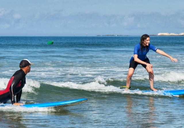 Alumna de surf con seguimiento del profesor