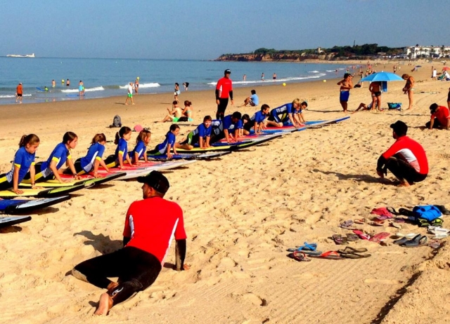 Alumnos de surf en la playa en Cadiz