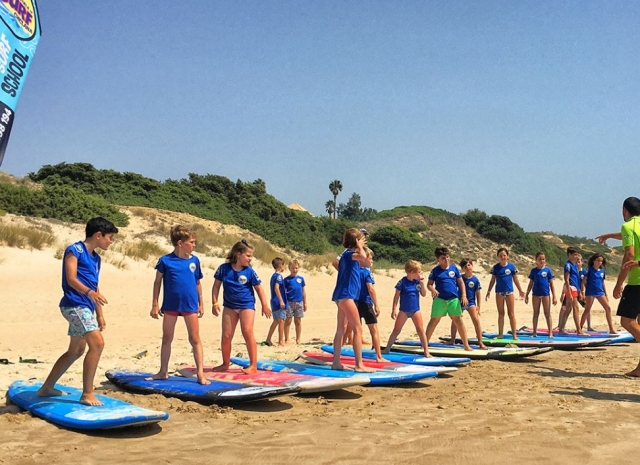 De pie en las tablas aprendiendo surf