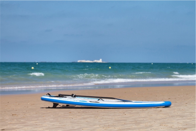 Tabla de sup en la playa gaditana