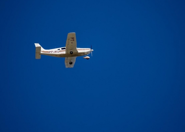 e-19746235-avioneta-de-color-blanco15138605432999.jpg