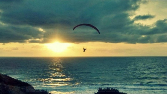 parapente al atardecer