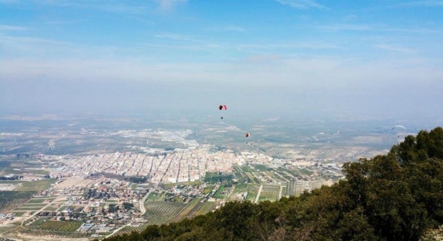 Parapentes a lo lejos