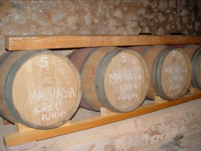 e-19746471-vino-almacenado-en-las-bodegas15154034474063.jpg