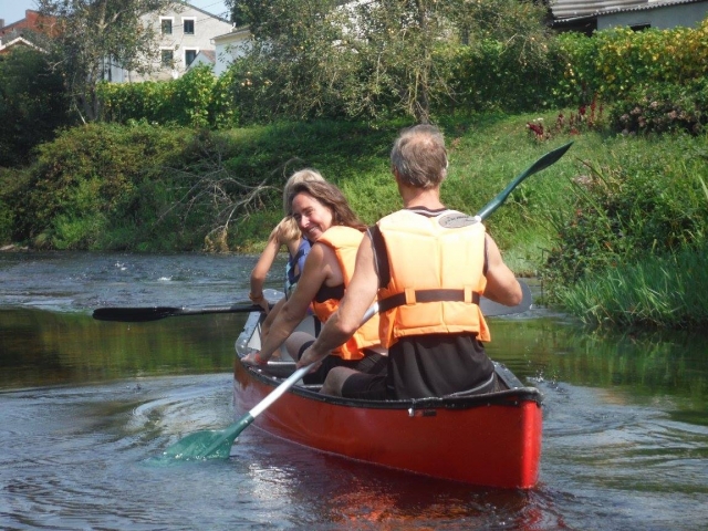 Saliendo en canoa