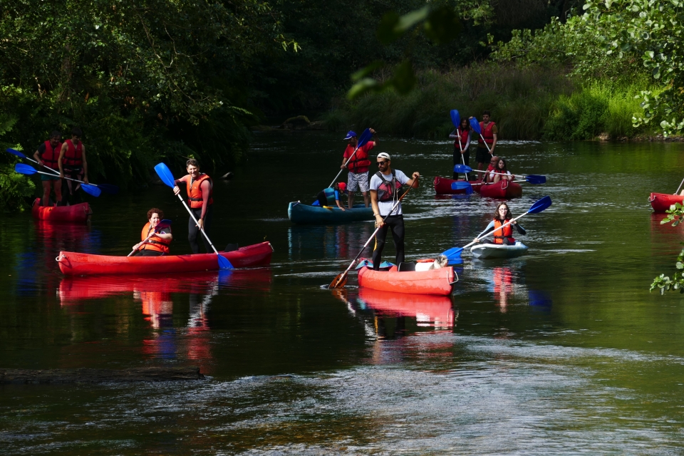 Saliendo en canoa