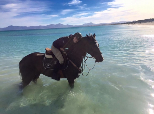  Lying on the horse in the sea