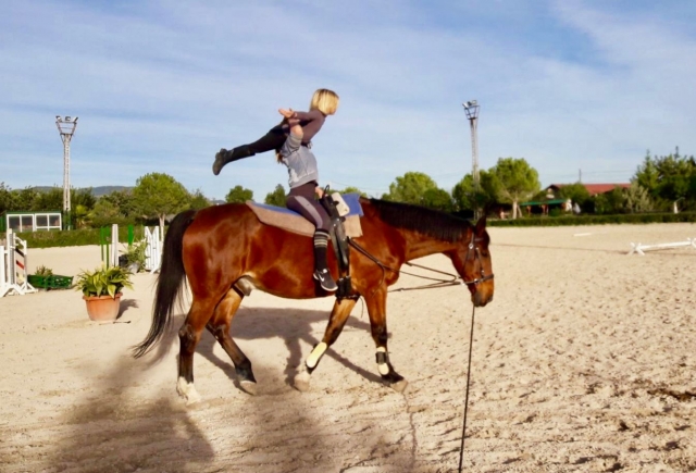  Holding the girl on the horse 
