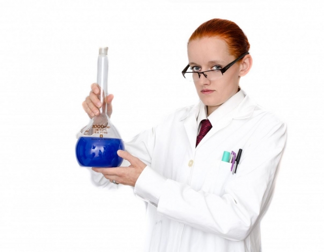Investigadora con matraz azul
