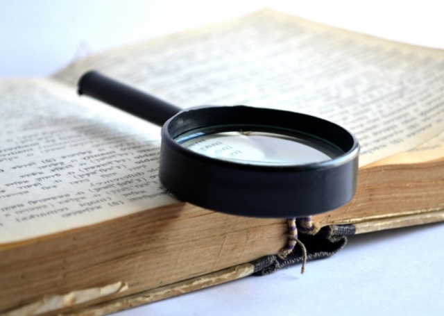  旧书上的放大镜 