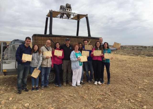  In posa con il diploma di volo 