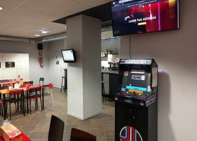 Cafeteria y maquina recreativa