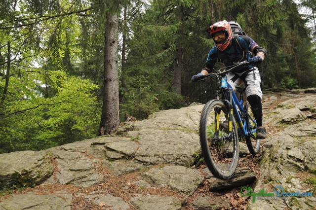 e-19746556-enduro-riding15157492973211.jpg