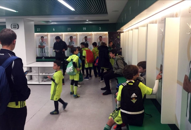  在一线队更衣室 