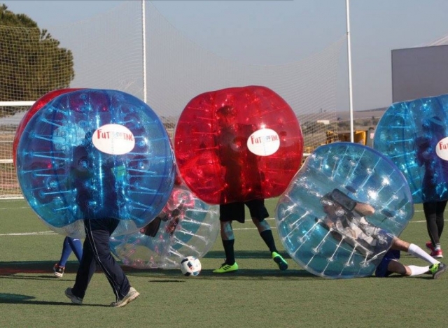 Burbujas de futbol chocandose