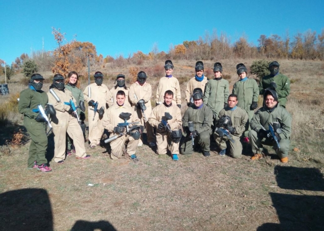  Equipped paintball players 