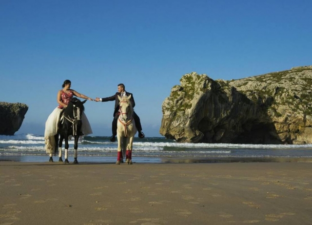  Photo session with bride and groom on horseback 