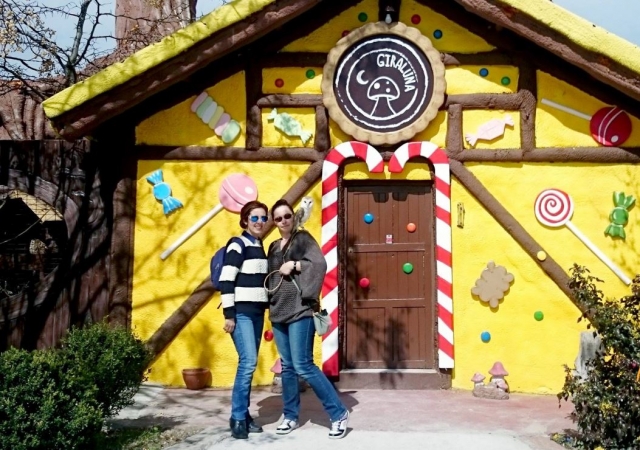  Posando na porta de casa 