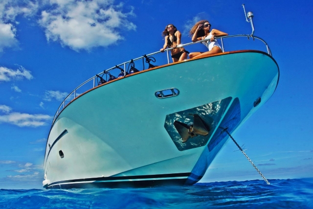 Chicas tomando el sol en el barco