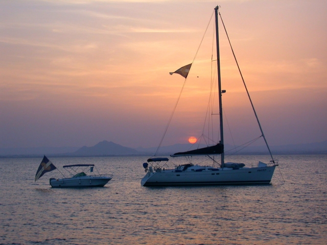Excursion maritima con la puesta de sol