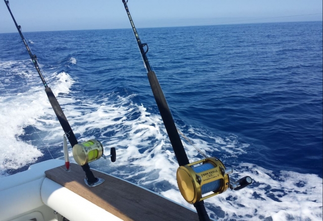 Carretes de pesca en el barco