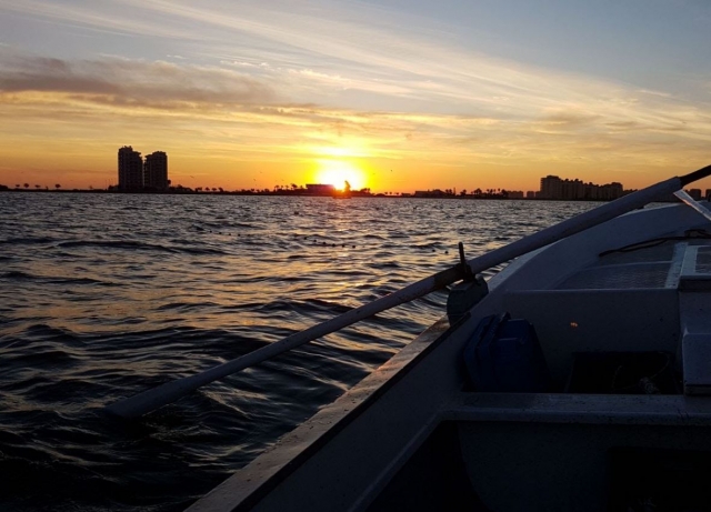 Embarcacion paseando al atardecer
