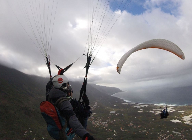  Incontro di parapendio in aria 