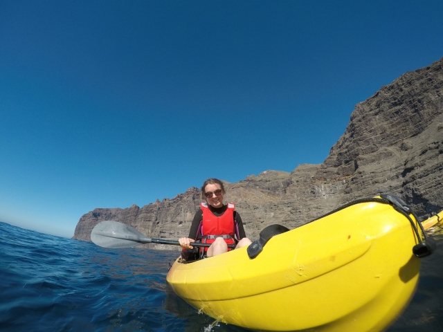 Chica en kayak en Tenerifa