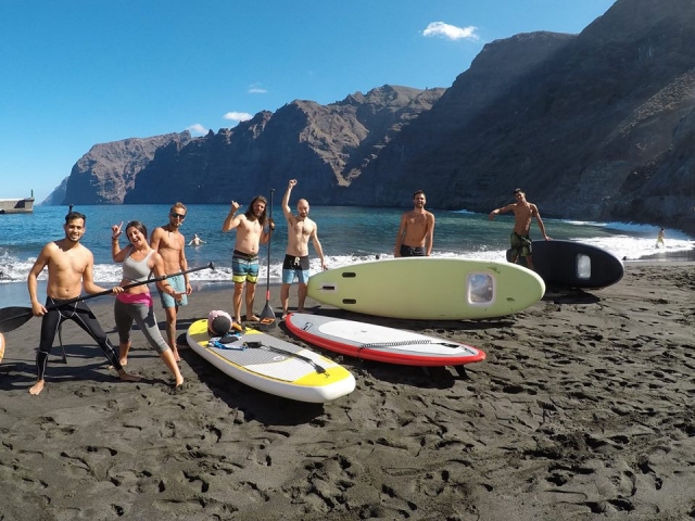 Con las tablas de sup en la playa
