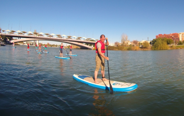 Remando en tabla de sup en el Guadalquivir