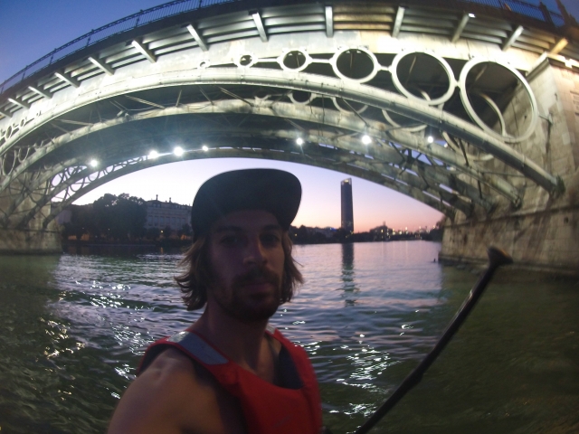 Instructor de sup al anochecer